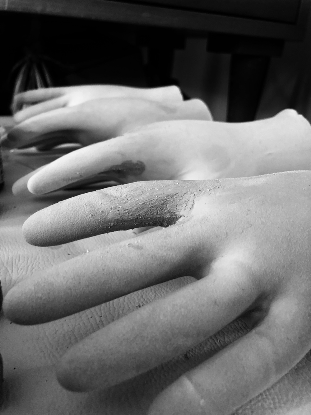 Mãos trabalhando argila